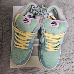 VERDY × Nike SB Dunk Low Pro QS "Visty/Blue Gaze and Enamel Green"の画像