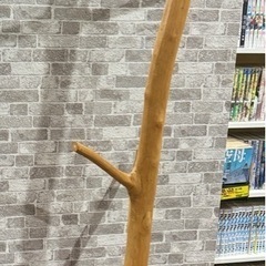 木のハンガーかけ（使用感あり）の画像
