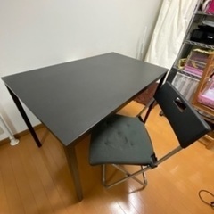 IKEA ダイニングテーブルと折りたたみ椅子