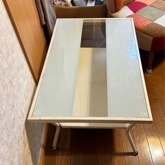 ガラステーブル