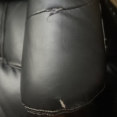 高級な椅子（少しだけ剥がれ）の画像