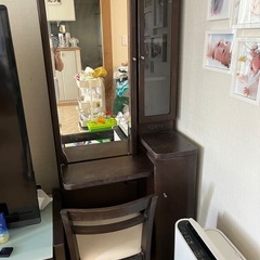 台を下ろすと全身姿見になるドレッサー

