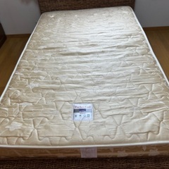 トウ製のセミダブルベットとマットレスの画像