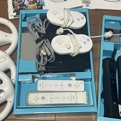Wii本体+ハンドル+4、コントローラ+2、ソフト×2の画像