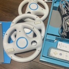 Wii本体+ハンドル+4、コントローラ+2、ソフト×2の画像