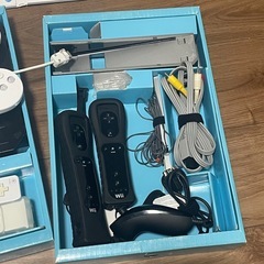 Wii本体+ハンドル+4、コントローラ+2、ソフト×2の画像