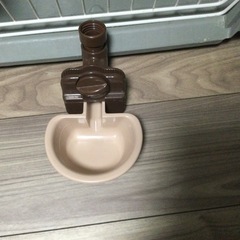 ペットのゲージと水飲み器
の画像