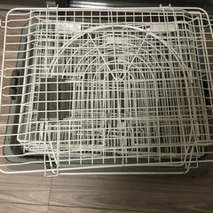 ペットのゲージと水飲み器
の画像