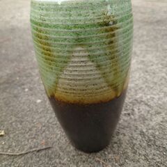 陶器製 花瓶 緑と茶色のグラデーション ストライプ模様