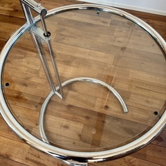 大塚家具　アイリーン・グレイデザインのサイドテーブルの画像