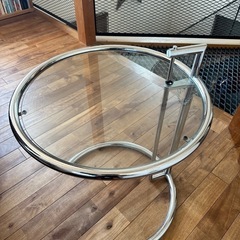 大塚家具　アイリーン・グレイデザインのサイドテーブルの画像