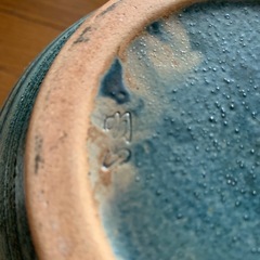 コロンとした渋い色合いの花瓶の画像