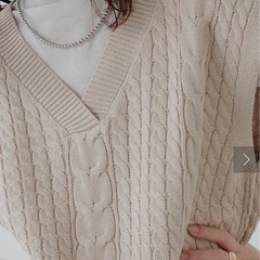 ナチュラルクチュール Vネックケーブルニットベストの画像