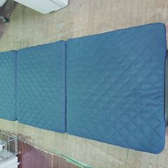 三折式折りたたみベッド