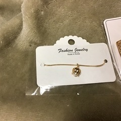 未使用　金色セット ブレスレットと髪飾りの画像