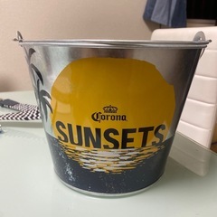 コロナビールのバケツの画像