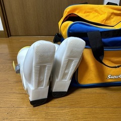 スキー靴とバッグの画像