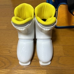 スキー靴とバッグの画像