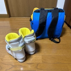 スキー靴とバッグの画像