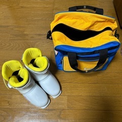 スキー靴とバッグの画像