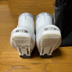 スキー靴23cmとバッグの画像