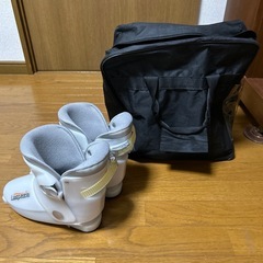 スキー靴23cmとバッグの画像