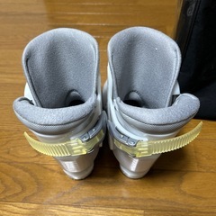スキー靴23cmとバッグの画像