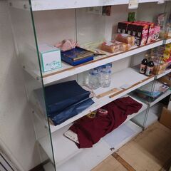 1つ5万で買った商品棚2つ(1つでも可) 両脇がガラス張り 10月15日までに取りに来てもらえる方の画像