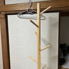 木製服かけの画像