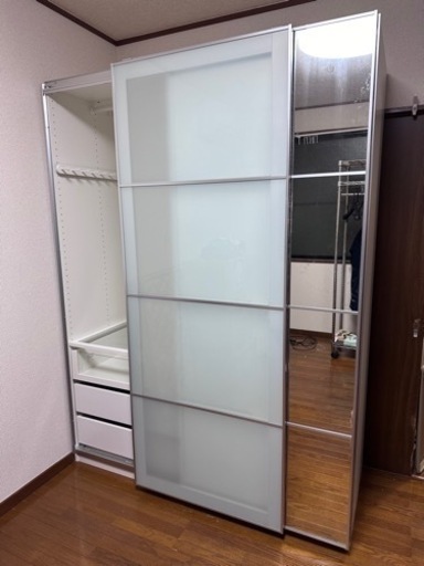 IKEA オシャレで落ち着きのあるワードローブです