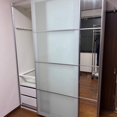 IKEA オシャレで落ち着きのあるワードローブです