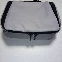 新品タグ付き　トラベルポーチ　吊るせるポーチの画像