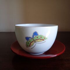 たち吉　蝶柄湯呑み　５客収納箱と茶托付きの画像