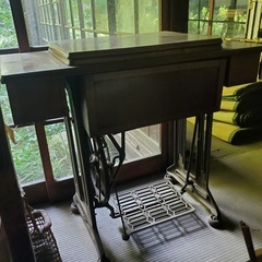 昭和レトロなビンテージ　足踏み手回しミシンの画像