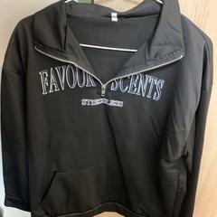 黒いTシャツを販売しています。