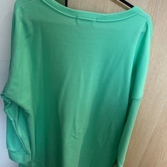 ミント色のTシャツを販売しています。の画像