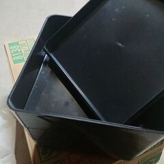 黒い重箱　３段　　昭和　レトロ　未使用で箱入り　　　　　　　取りに来てくれる方のみとさせていただきます。 よろしくおねがいします。   倉庫長期保管品です こだわりのある方はご遠慮下さい  ノークレーム ノーリターン お願いしますの画像