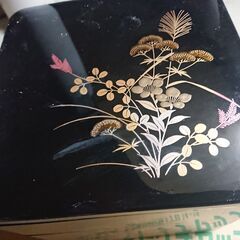 黒い重箱　３段　　昭和　レトロ　未使用で箱入り　　　　　　　取りに来てくれる方のみとさせていただきます。 よろしくおねがいします。   倉庫長期保管品です こだわりのある方はご遠慮下さい  ノークレーム ノーリターン お願いしますの画像
