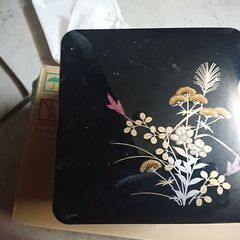 黒い重箱　３段　　昭和　レトロ　未使用で箱入り　　　　　　　取りに来てくれる方のみとさせていただきます。 よろしくおねがいします。   倉庫長期保管品です こだわりのある方はご遠慮下さい  ノークレーム ノーリターン お願いしますの画像