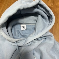 ZARA 青パーカーの画像