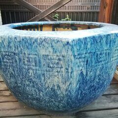 大きめの火鉢です。再利用してください。