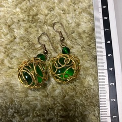 ピアスグリーン