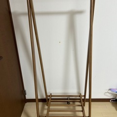 ２つあります！茶色の服かけ