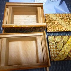 （管理A-7)　箱根伝統工芸品寄木細工化粧箱と寄せ木からくり箱２個セット中古品の画像