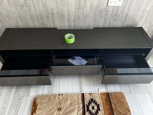 物置、3人がけ電動ソファー、テレビボード