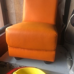 オレンジ色　ソファーの画像