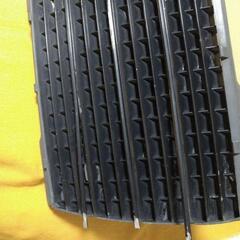 メルセデス・ベンツのフロント　グリル手渡しの方の画像