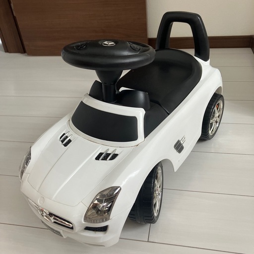 乗用メルセデスベンツ　足蹴り　車