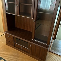 本棚・食器棚・おもちゃ・小さなTV・コレクション・ガラス扉引き出し付き