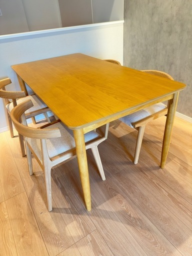 ダイニングテーブルと椅子４脚